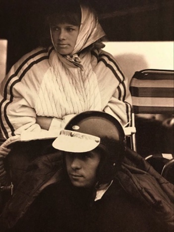 Sally Stockes et Jim dans les stands en Angleterre 
© Peter Darlay